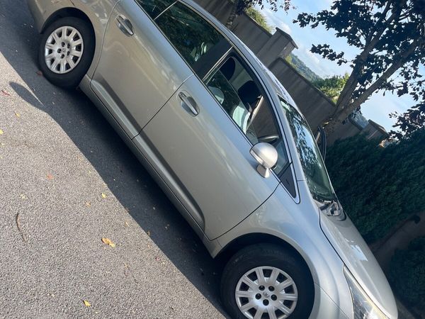 Toyota Avensis Saloon, Diesel, 2013, Grey