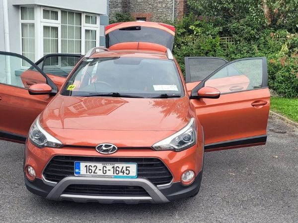 Hyundai i20 Hatchback, Petrol, 2016, Orange
