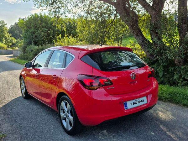 Vauxhall Astra Hatchback, Diesel, 2011, Red