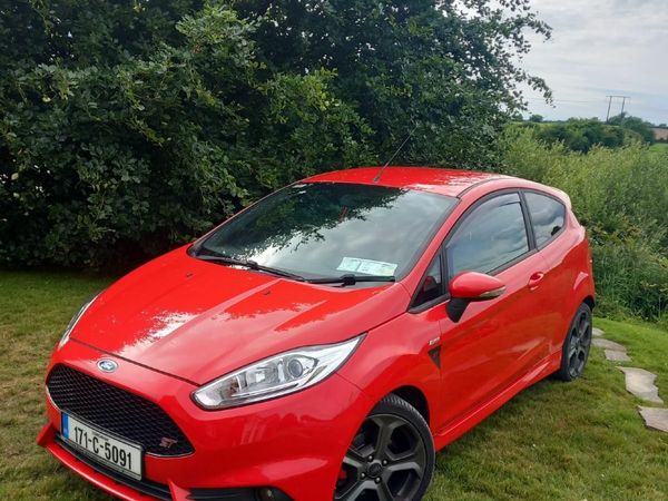 Ford Fiesta Hatchback, Petrol, 2017, Red