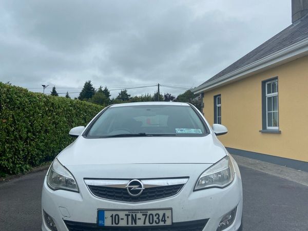 Vauxhall Astra Hatchback, Petrol, 2010, White