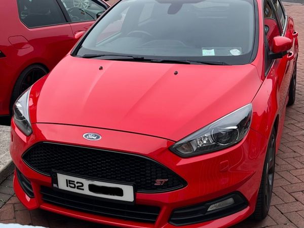 Ford Focus Hatchback, Petrol, 2015, Red