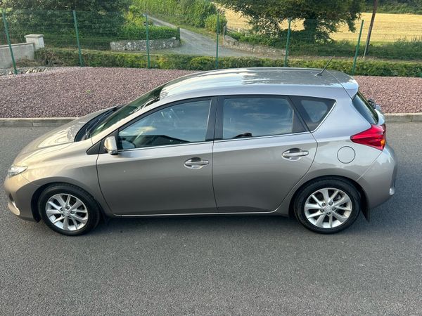 Toyota Auris Hatchback, Diesel, 2012, Bronze