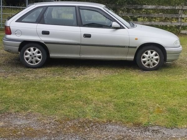 Vauxhall Astra Hatchback, Petrol, 1998, Silver