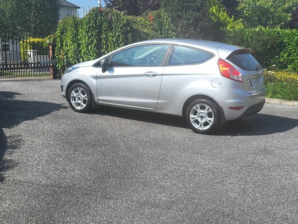Ford Fiesta Hatchback, Petrol, 2015, Silver
