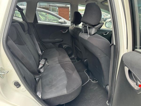 Honda Fit Hatchback, Petrol, 2010, White