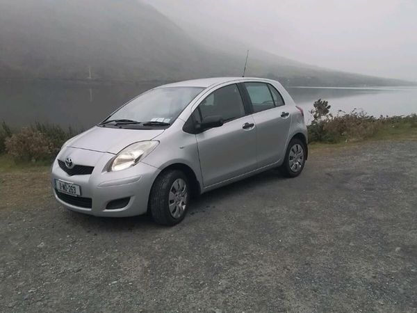 Toyota Yaris Hatchback, Petrol, 2011, Silver