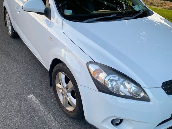 Kia Ceed Hatchback, Petrol, 2010, White