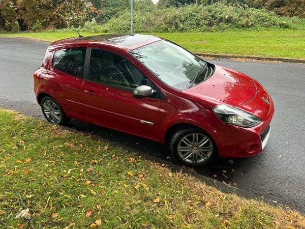 Renault Clio Hatchback, Diesel, 2012, Red