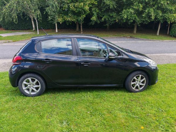 Peugeot 208 Hatchback, Diesel, 2016, Black