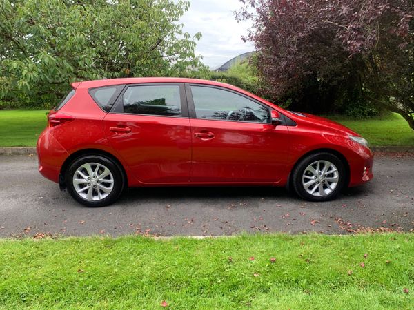 Toyota Auris MPV, Petrol, 2014, Red