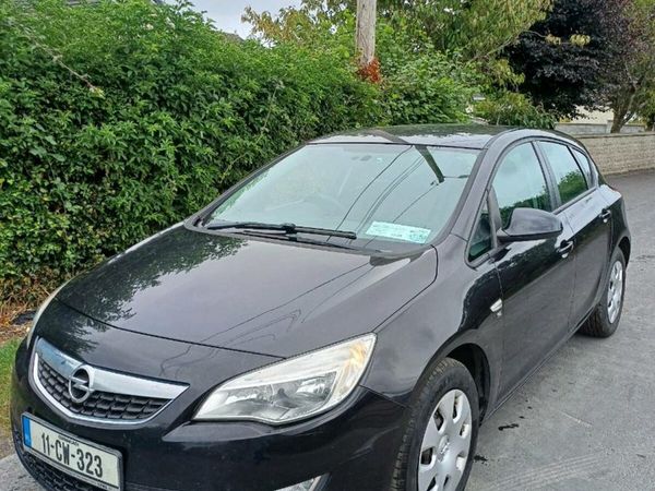 Opel Astra Hatchback, Petrol, 2011, Black