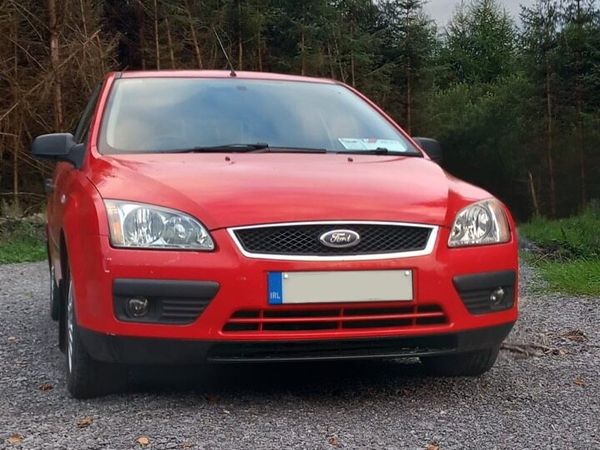Ford Focus Hatchback, Petrol, 2005, Red