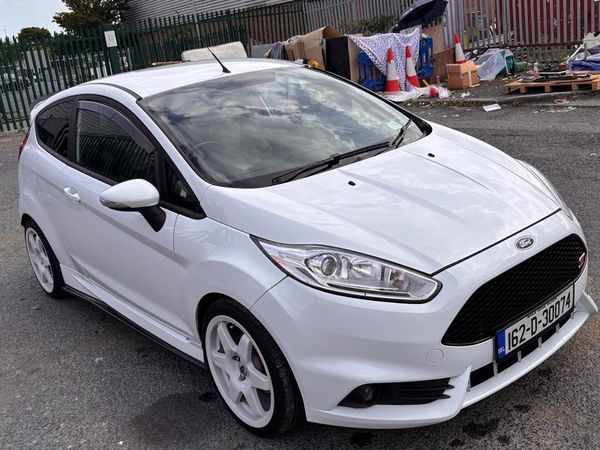 Ford Fiesta Hatchback, Petrol, 2016, White