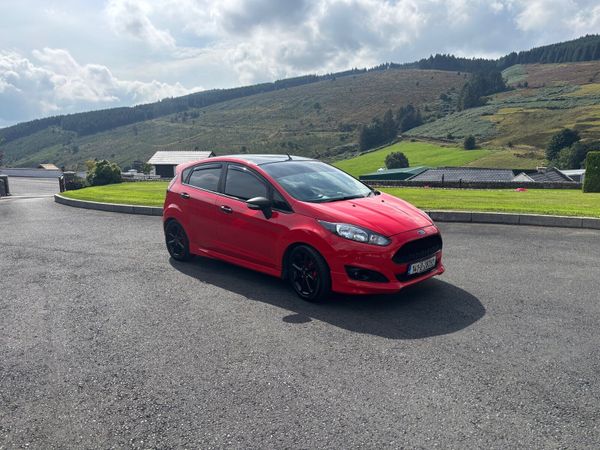 Ford Fiesta Hatchback, Petrol, 2014, Red