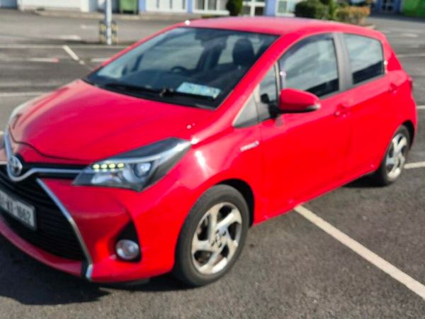 Toyota Yaris Hatchback, Petrol Hybrid, 2015, Red