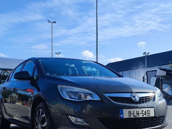 Vauxhall Astra Hatchback, Petrol, 2011, Grey