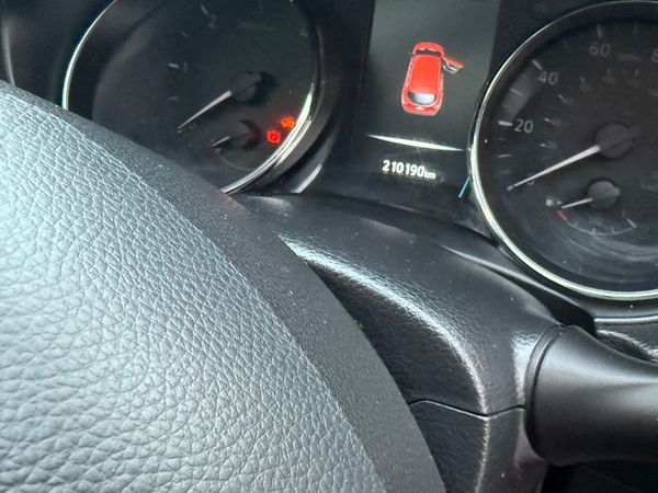 Nissan Qashqai Hatchback, Diesel, 2014, Red
