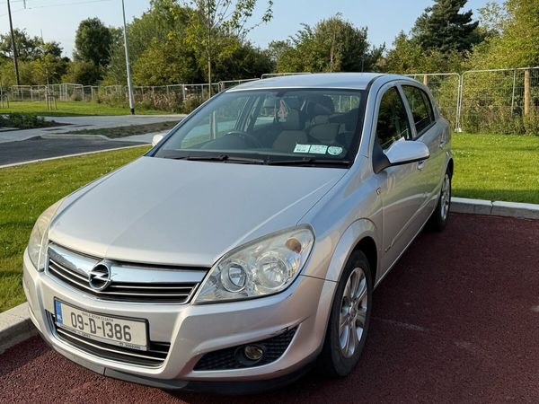 Opel Astra Hatchback, Petrol, 2009, Silver