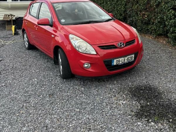 Hyundai i20 Hatchback, Petrol, 2009, Red