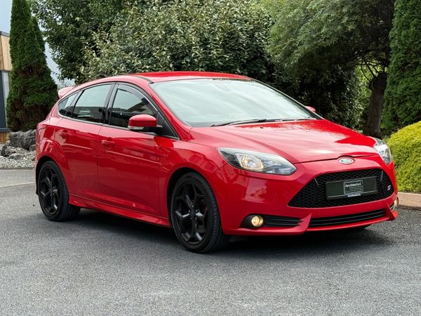 Ford Focus Hatchback, Petrol, 2013, Red
