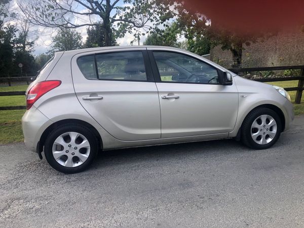 Hyundai i20 Hatchback, Petrol, 2010, Gold