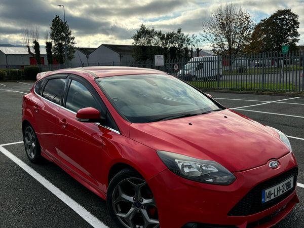 Ford Focus Hatchback, Petrol, 2014, Red