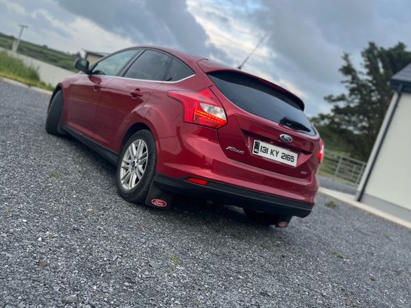 Ford Focus Hatchback, Petrol, 2013, Red