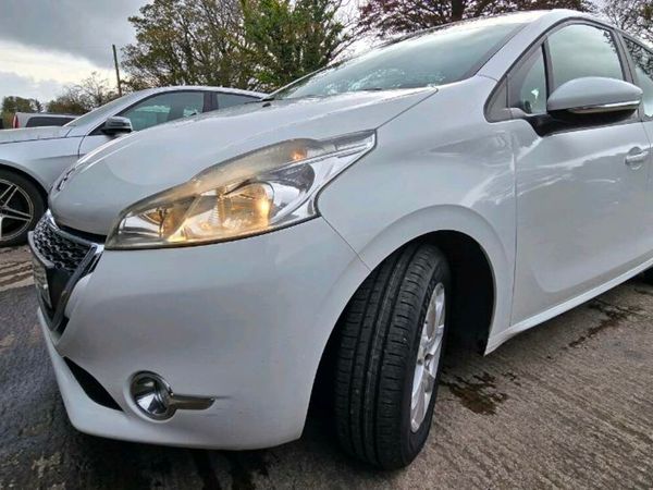 Peugeot 208 Hatchback, Petrol, 2014, White