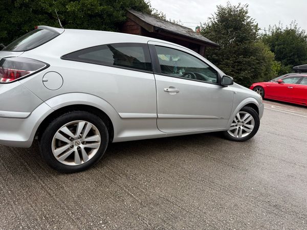 Opel Astra Hatchback, Petrol, 2009, Silver