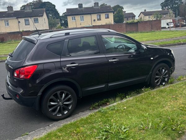 Nissan Qashqai Hatchback, Diesel, 2011, Purple