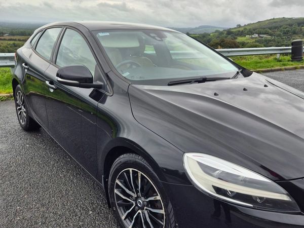 Volvo V40 Hatchback, Diesel, 2017, Black