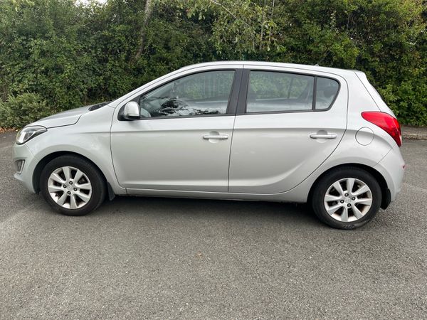 Hyundai i20 Hatchback, Petrol, 2012, Silver