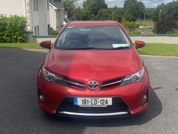 Toyota Auris Hatchback, Diesel, 2016, Red