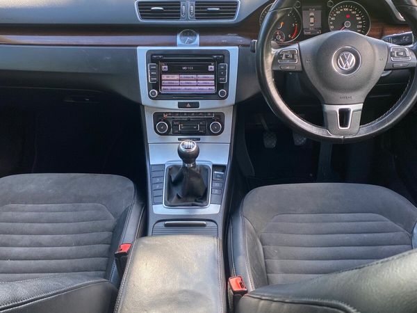 Volkswagen Passat Saloon, Diesel, 2011, Silver