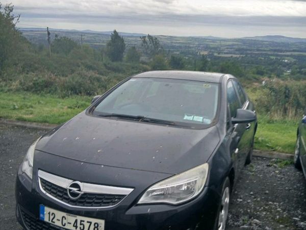 Opel Astra Hatchback, Petrol, 2012, Black