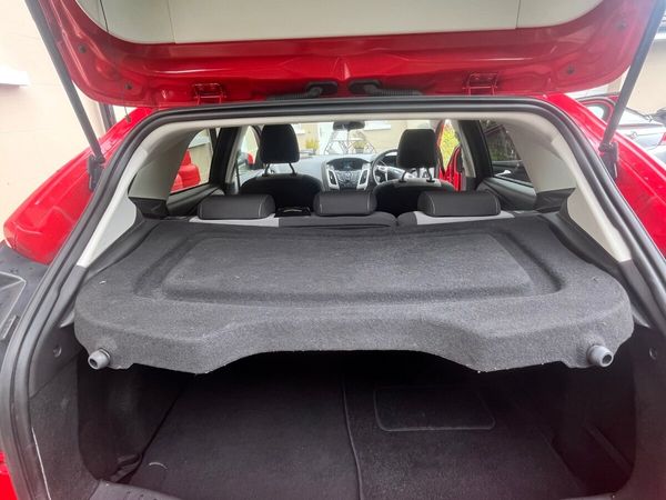 Ford Focus Hatchback, Diesel, 2014, Red