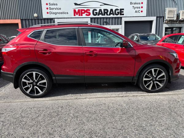 Nissan Qashqai Hatchback, Diesel, 2015, Red