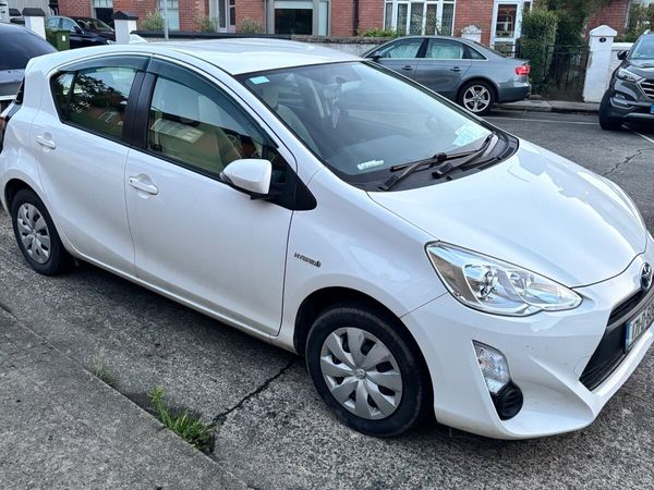 Toyota Aqua Hatchback, Petrol Hybrid, 2017, White