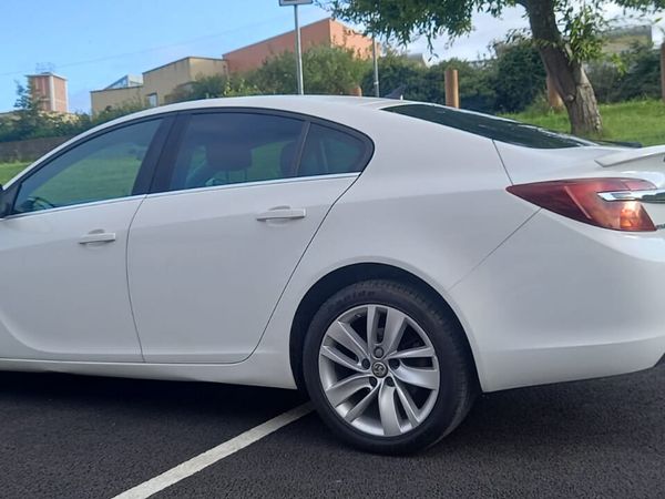 Vauxhall Insignia Hatchback, Diesel, 2015, White