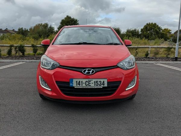 Hyundai i20 Hatchback, Petrol, 2014, Red