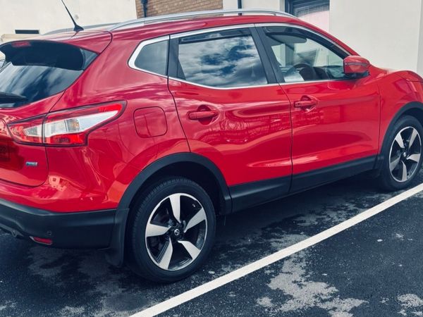Nissan Qashqai Hatchback, Diesel, 2015, Red