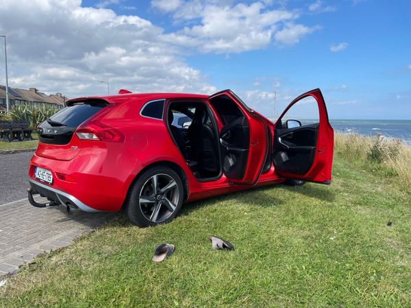 Volvo V40 Hatchback, Diesel, 2014, Red