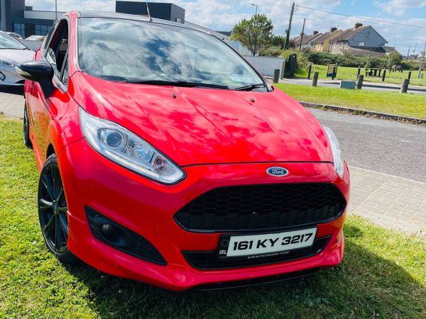 Ford Fiesta Hatchback, Petrol, 2016, Red