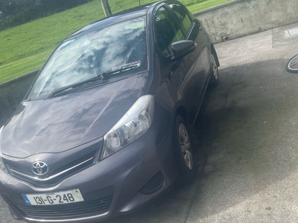 Toyota Yaris Hatchback, Petrol, 2013, Grey