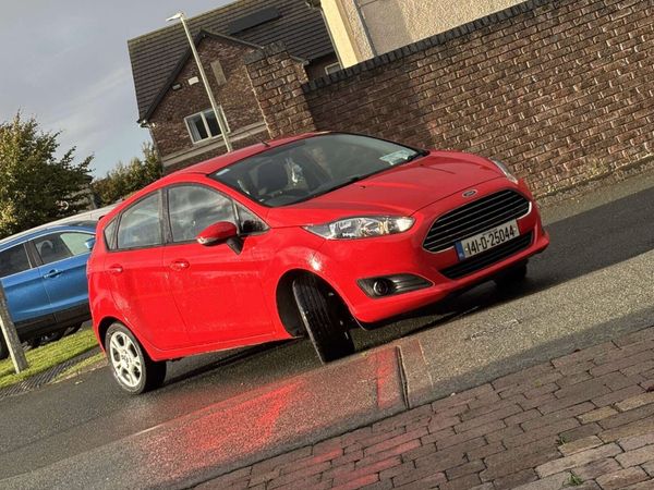Ford Fiesta Hatchback, Petrol, 2014, Red