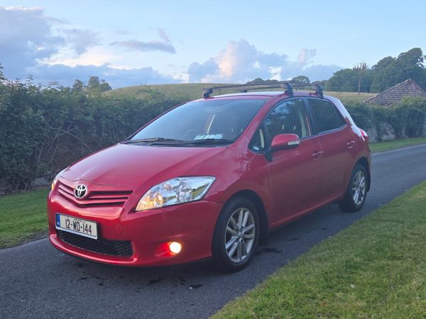 Toyota Auris Hatchback, Diesel, 2012, Red