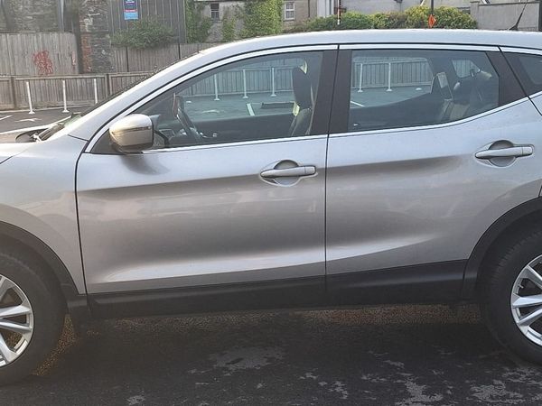 Nissan Qashqai Hatchback, Diesel, 2015, Silver