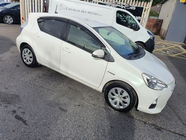 Toyota Aqua Hatchback, Petrol Hybrid, 2014, White