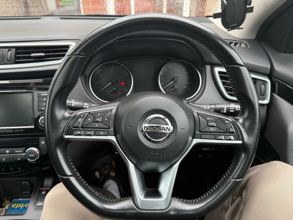 Nissan Qashqai MPV, Petrol, 2019, Red